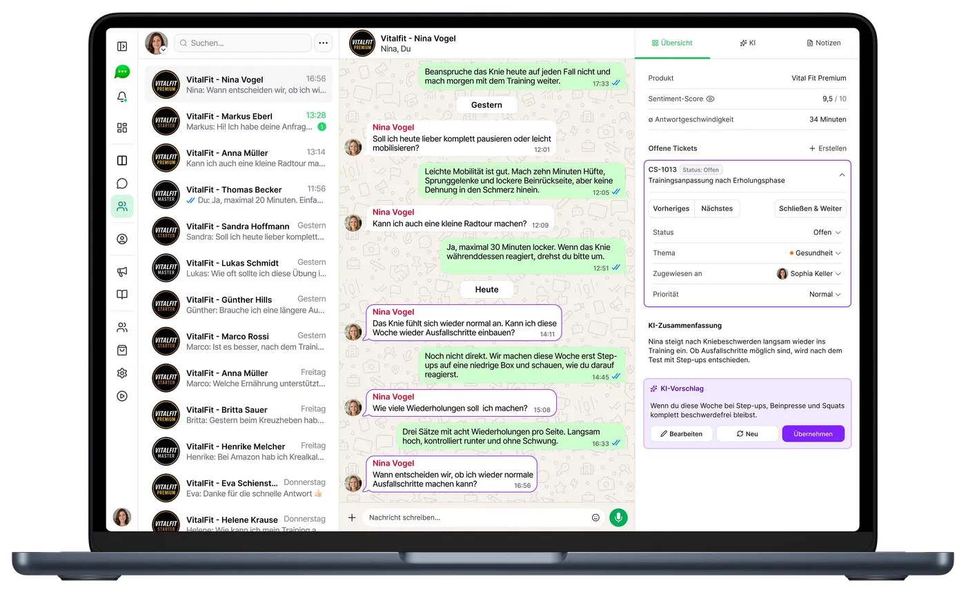 ChatSuite Ticket-Ansicht neben einer WhatsApp-Gruppe auf einem MacBook