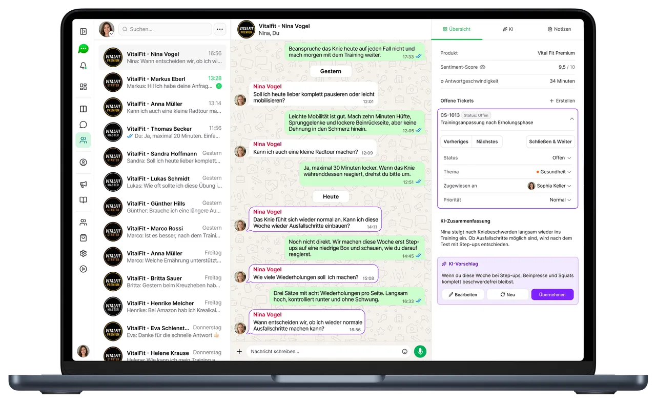 ChatSuite Ticket-Ansicht neben einer WhatsApp-Gruppe auf einem MacBook