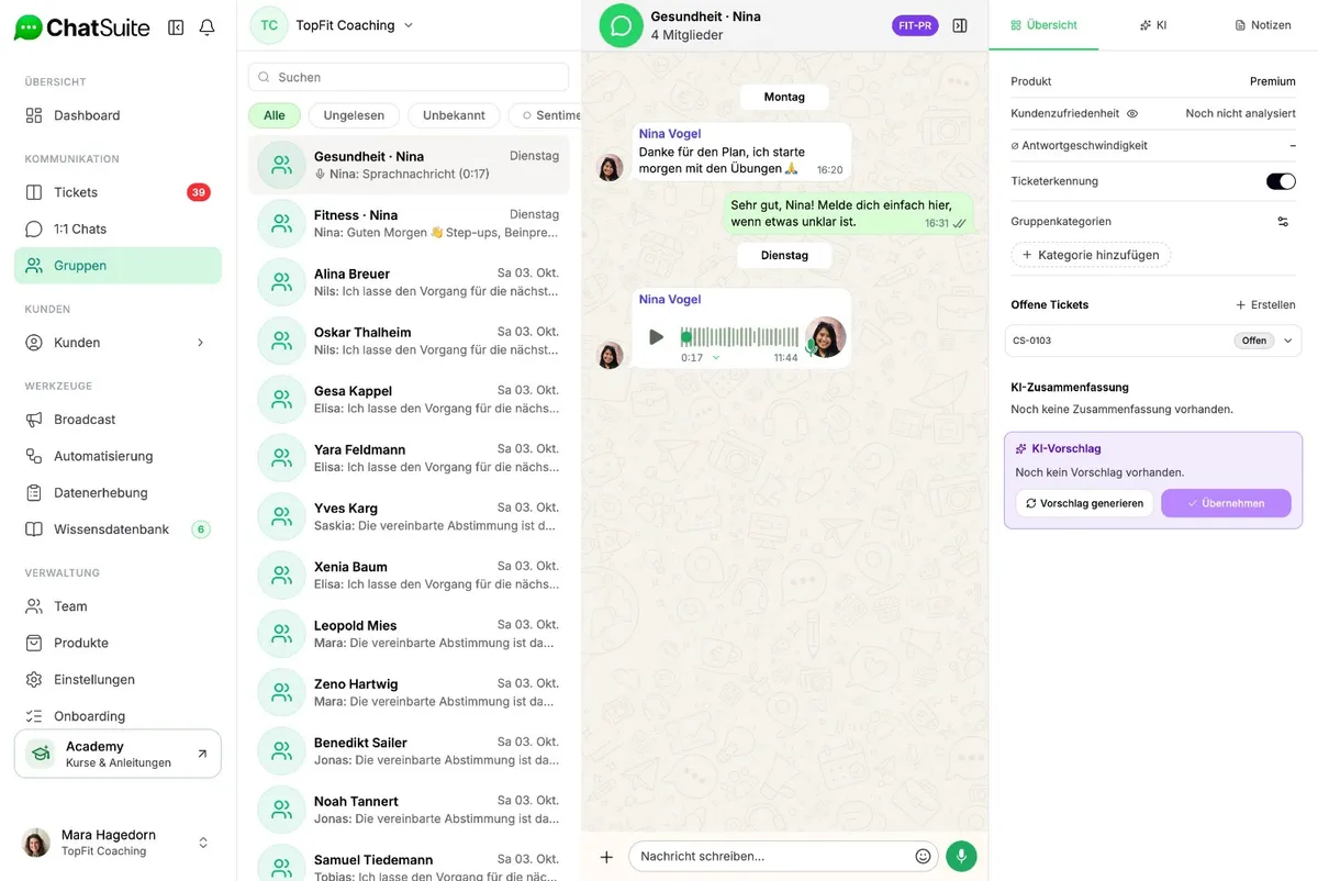 Gruppenchat von ChatSuite auf einem MacBook: eine Sprachnachricht einer Kundin, daneben die Übersicht mit Platz für KI-Zusammenfassung und Antwortvorschlag