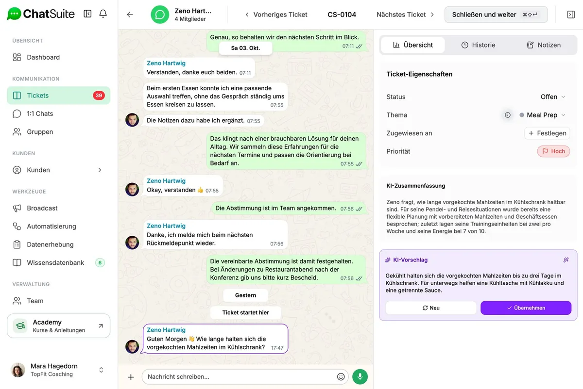 Ticket von ChatSuite auf einem MacBook: Nachrichtenverlauf der Gruppe, Ticket-Eigenschaften, KI-Zusammenfassung und Antwortvorschlag