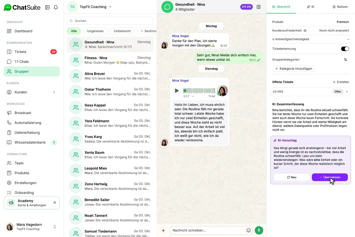 Gruppenchat von ChatSuite auf einem MacBook: Transkript der Sprachnachricht, KI-Zusammenfassung und fertiger Antwortvorschlag